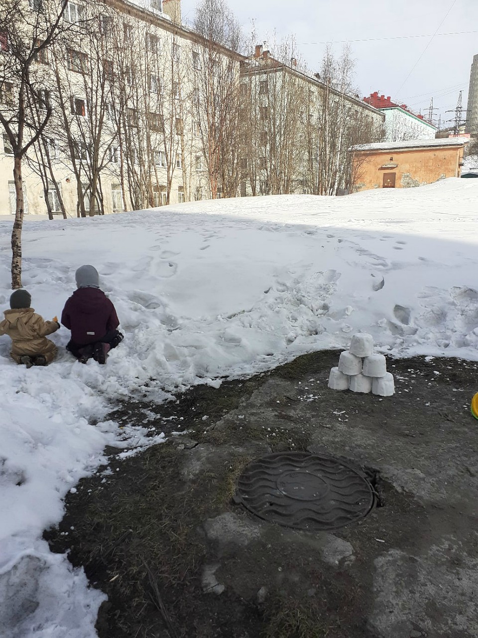 Дети лепят куличи, а взрослые видят туалетную бумагу. Фото: vk.com/pvm51