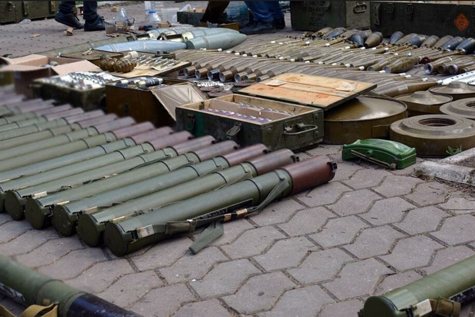 Количество найденного в детском лагере под Волновахой вооружения впечатляет. Фото: ГУ НПУ в Донецкой области