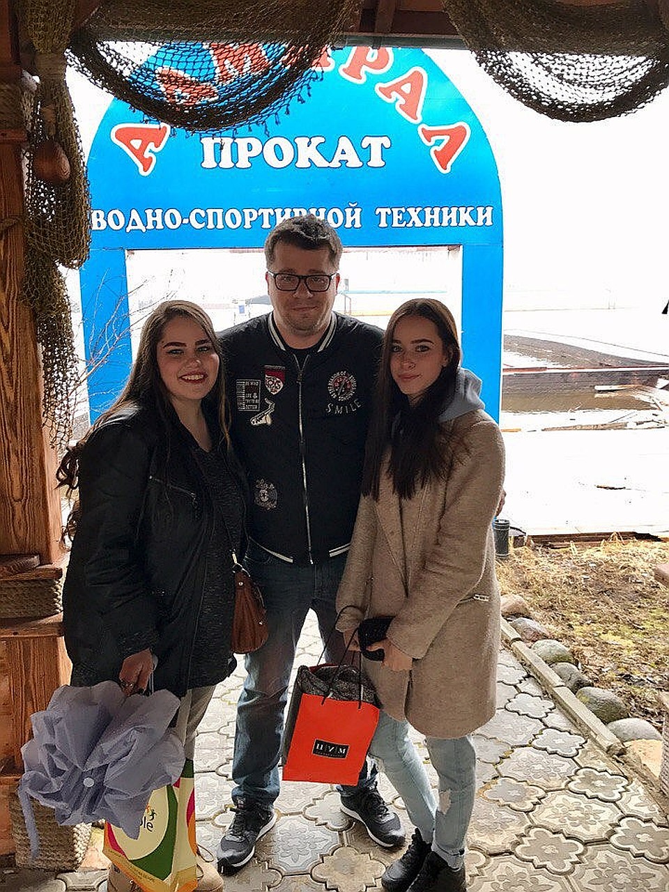 Гарик Харламов с младшими сестрами-близняшками. Фото: https://vk.com/id186138211 Фото: Личная страница героя публикации в соцсети