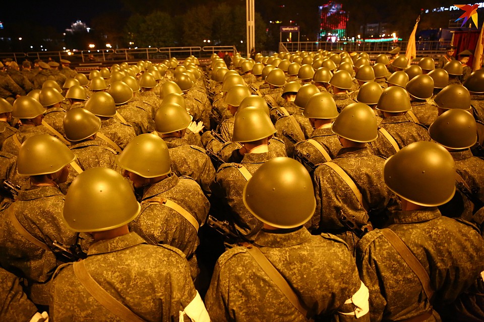 Техника и военные прошли два раза в 21:00 и 23:00. Фото: Святослав ЗОРКИЙ