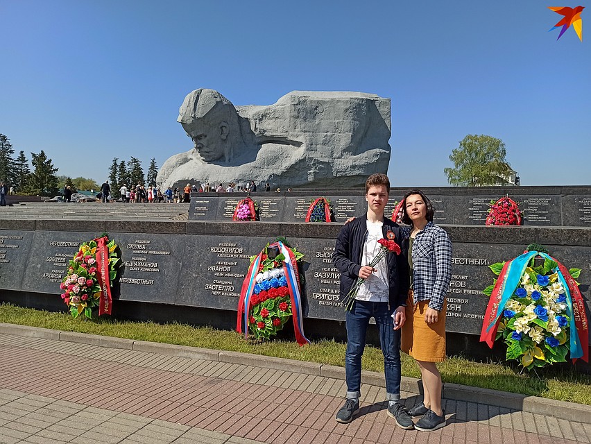 Инна с сыном в День Победы снимает в Брестской крепости видеоролик для школы. Фото: Оксана БРОВАЧ