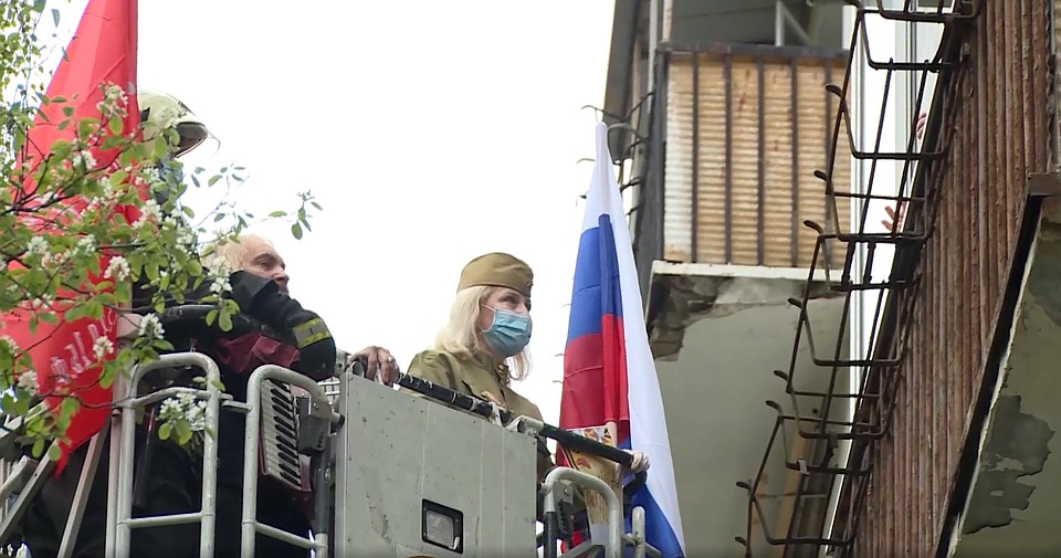 Чтобы поздравить ветерана с Днём Победы, сотрудники МЧС поднялись к его балкону в спасательной люльке. Фото: Пресс-служба МЧС России