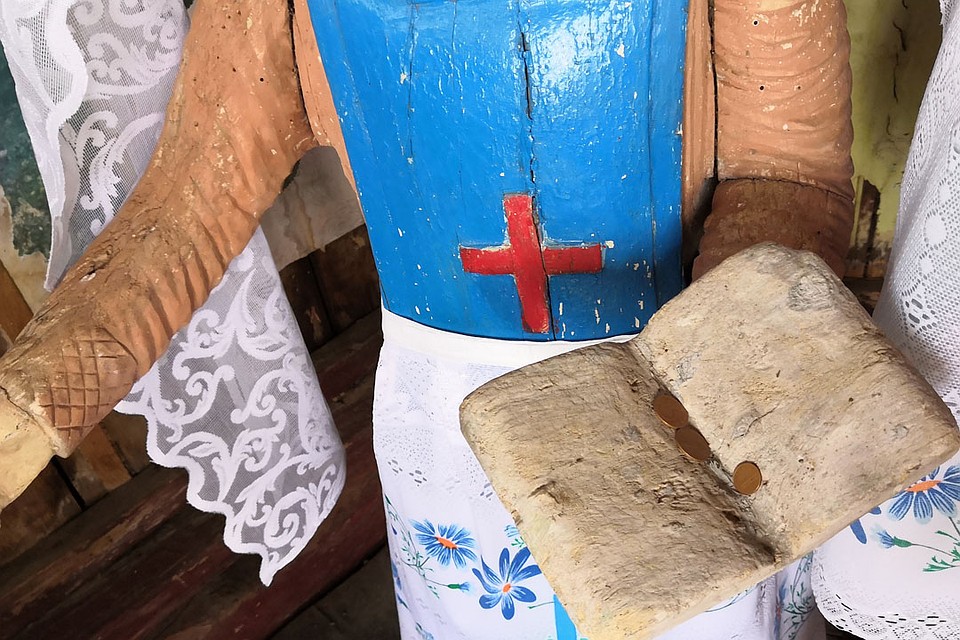Монетки в книгу клали те, кто хотел хорошо сдать экзамен. Фото: Раиса ЮДИНА