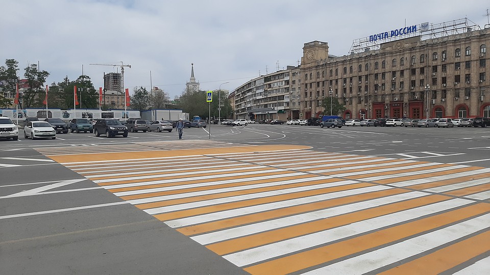 Пешеходные переходы сделали о-о-очень широкими. Фото: Екатерина СИМОХИНА