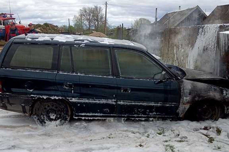 В Миорах спасатели потушили горящее авто за считанные минуты. Фото: МЧС.