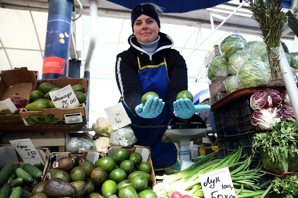 Авокадо - редкий пример того, что на Комаровке и вкуснее, и намного дешевле, чем в магазинах. Фото: Святослав ЗОРКИЙ