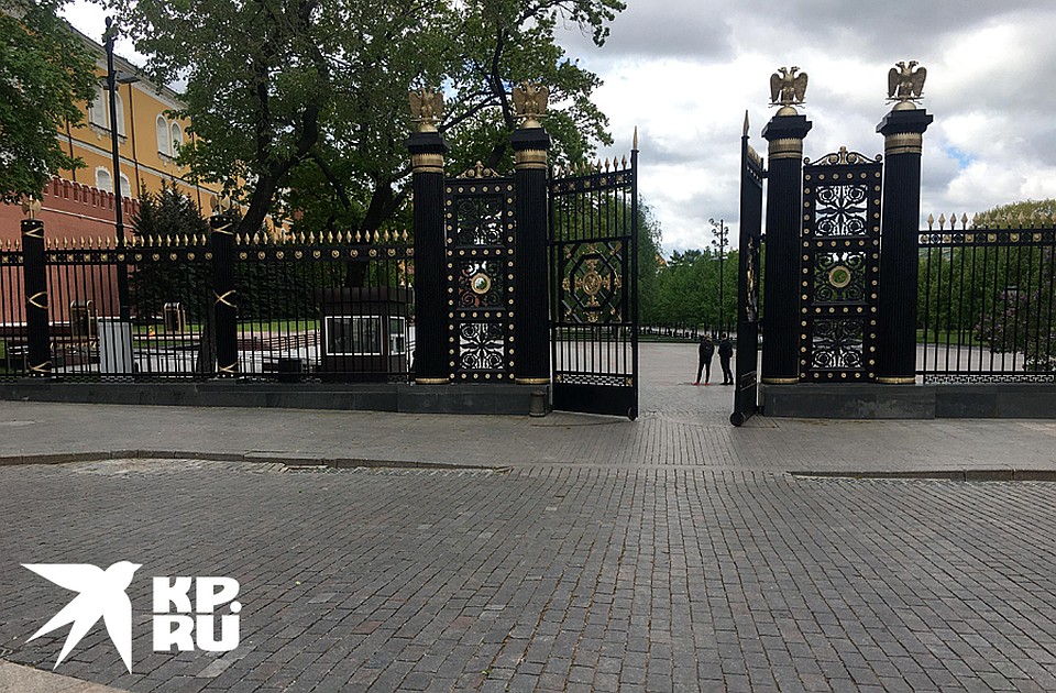 Александровский сад открыт, но в нем безлюдно даже в выходные дни Фото: Павел КЛОКОВ