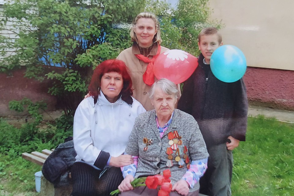 Анна Федотовна (в центре) с дочерью Ольгой, внучкой Ириной и правнуком Алексеем. Фото: личный архив