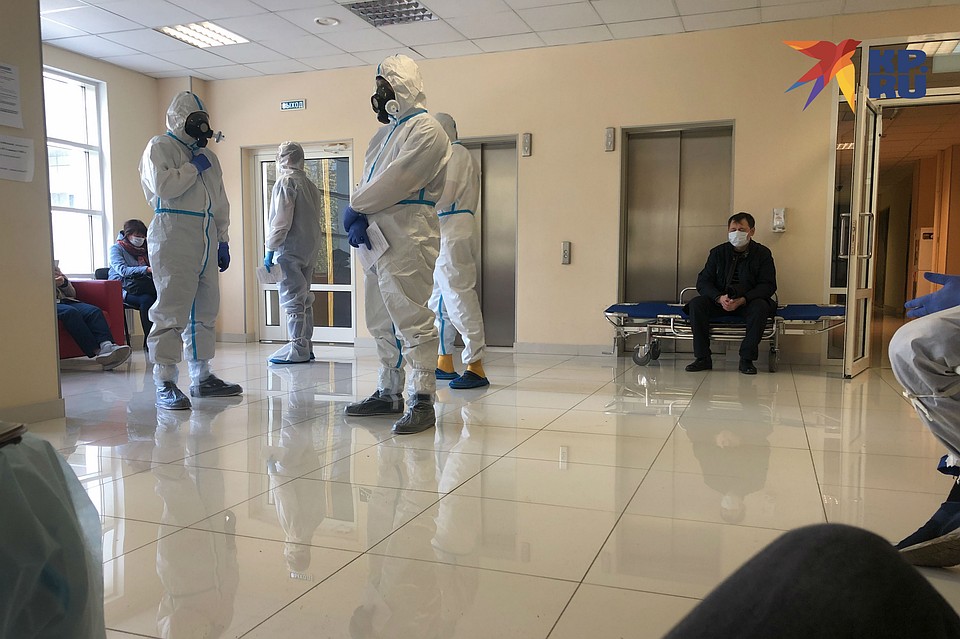 Лиц врачей не видно, только уставшие глаза Фото: Лилия КОЗЛОВА