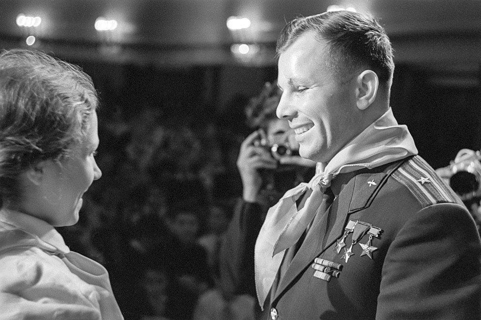 Юрий Алексеевич Гагарин во время торжественной церемонии приема в почетные пионеры пионерской дружины имени Н.К. Крупской школы №92 Фрунзенского района в театре имени Маяковского Фото: фотохроника ТАСС.