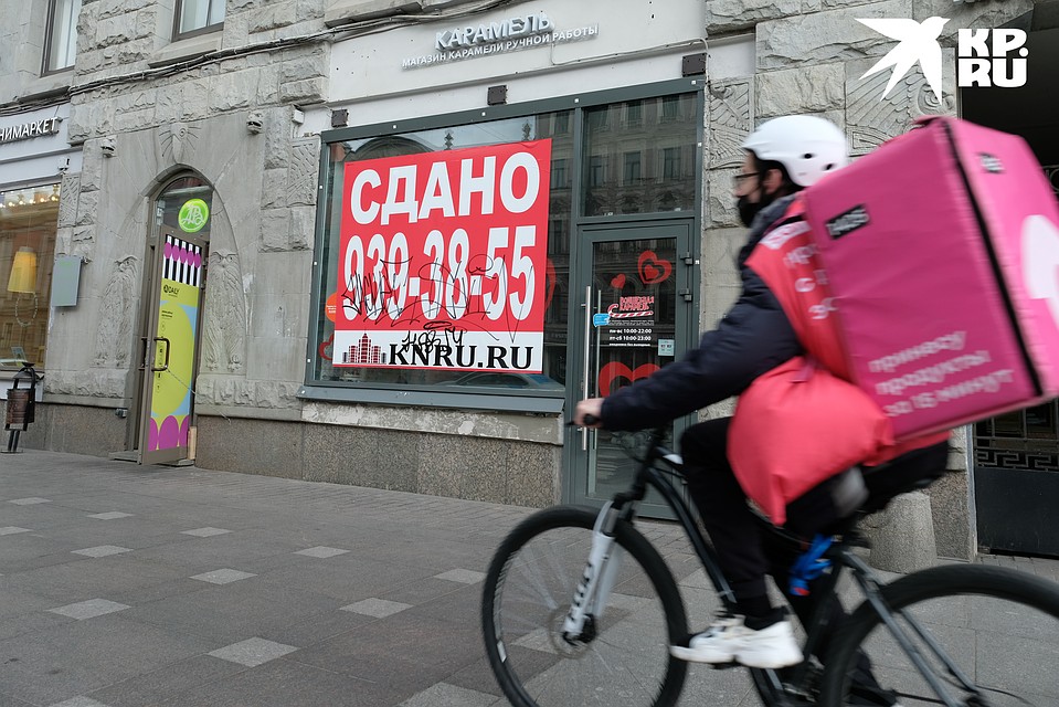 Таблички "аренда" встречаются на Невском проспекте все чаще и чаще. Фото: Артем КИЛЬКИН