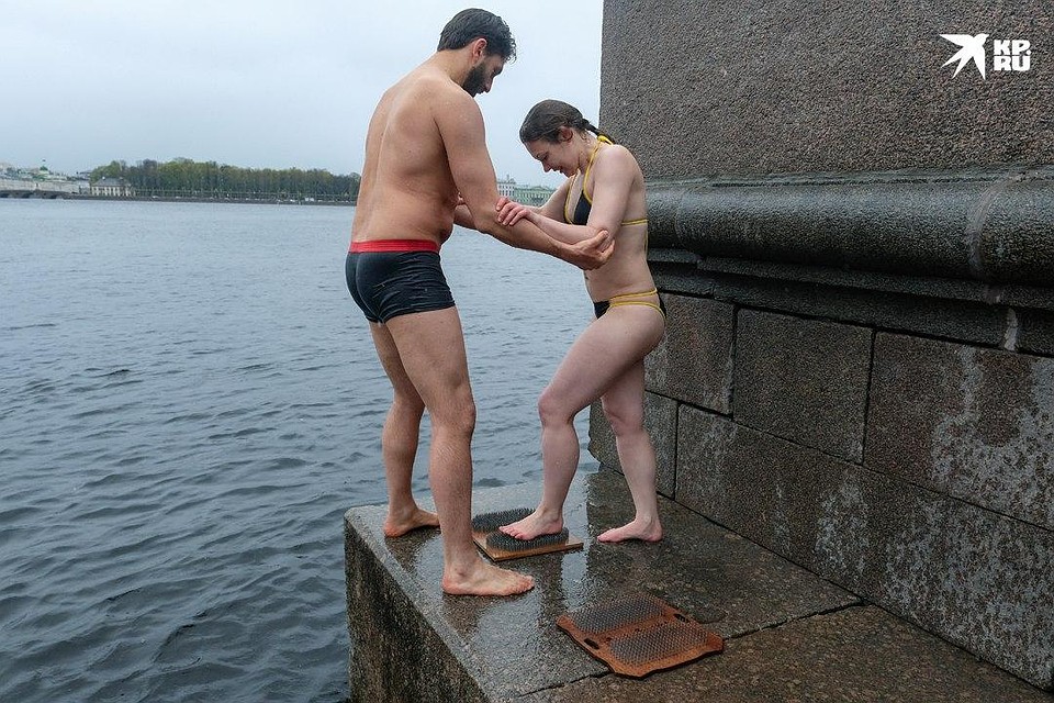 Говорят, стоять на гвоздях даже приятно. С первого раза этого не ощутить Фото: Артем КИЛЬКИН