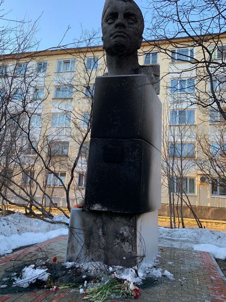 От огня и дыма памятник сильно закоптился. Фото: vk.com/zapvestnik