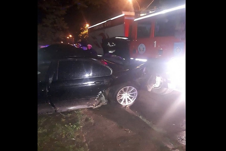 Понадобилась помощь спасателей, чтобы вызволить из салона пассажира (Фото: ГИЧС).