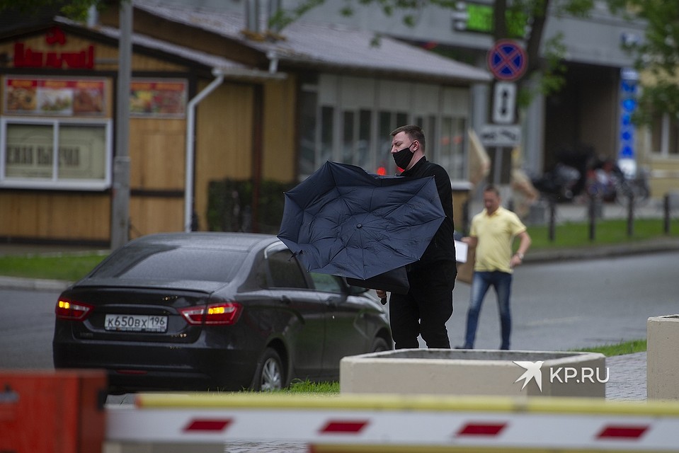 Зонты уральцев сегодня не спасали от дождя Фото: Алексей БУЛАТОВ