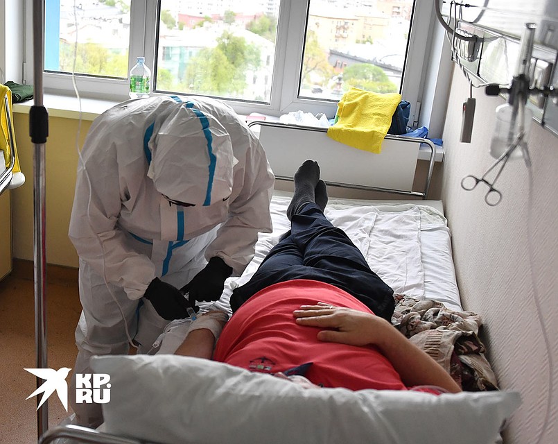 Медицинский работник и пациенты в красной зоне госпиталя COVID-19 на базе Национального медицинского исследовательского центра хирургии имени А.В. Вишневского. Фото: Иван МАКЕЕВ