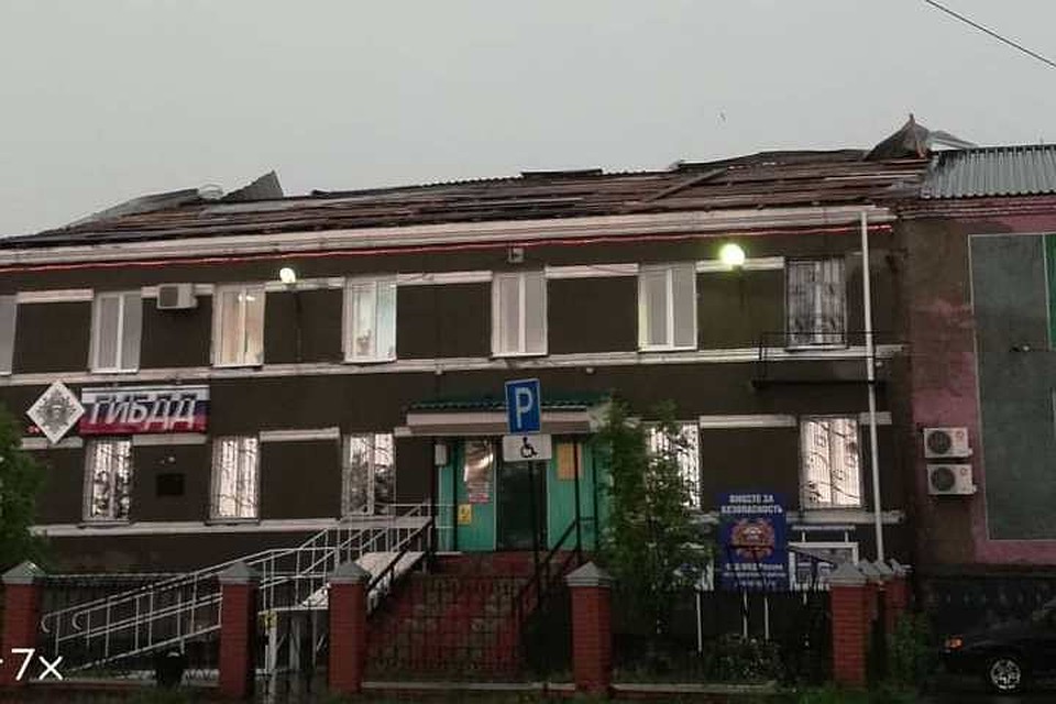У здания ГИБДД частично повреждена кровля. Фото: "Подслушано Мариинск"/ vk.com