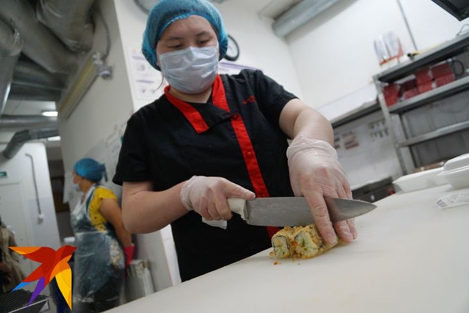 Люди по-прежнему балуют себя, но деликатесы выбирают попроще и подешевле, например, роллы с огурцом. Фото: Алексей БУЛАТОВ