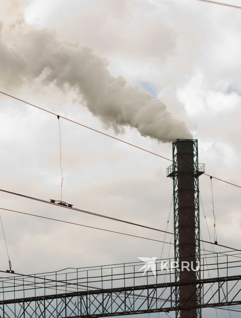 Вредные выбросы из труб влияют не только на воздух, но и на почву. Фото: Алексей БУЛАТОВ