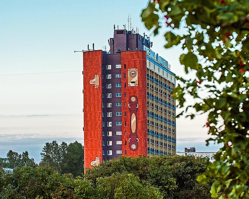 Вы когда-нибудь видели огромный чемодан высотой с 16 этажей? ФОТО: karelia.spb.ru.