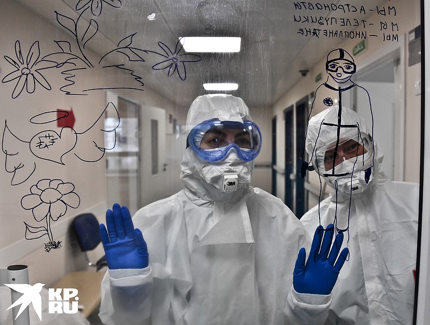 Рисунки на стекле на выходе из «красной зоны». Девушки в комбинезонах так просто вас не отпустят! По крайней мере, пока не будут уверены, что заразы с вами нет. Фото: Иван МАКЕЕВ