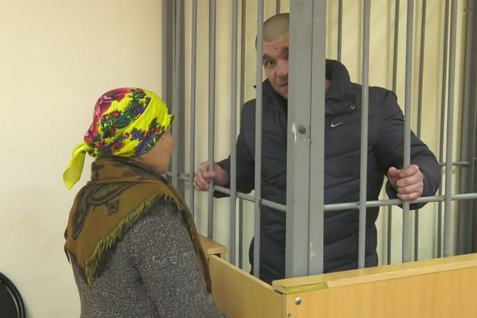 Родной человек - бабушка ходит на все судебные заседания неугомонного внука. Стоп-кадр видео