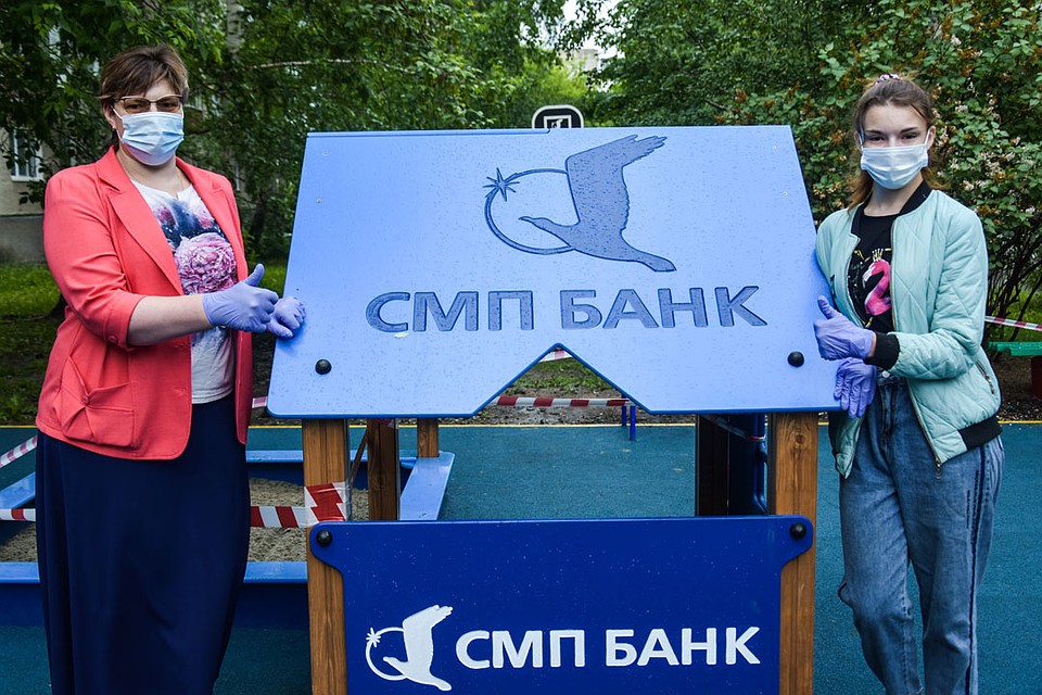 Мечта Елены и Евгении Машаровых осуществилась - площадка для всех жителей двора. Фото: Алена МАРТЫНОВА