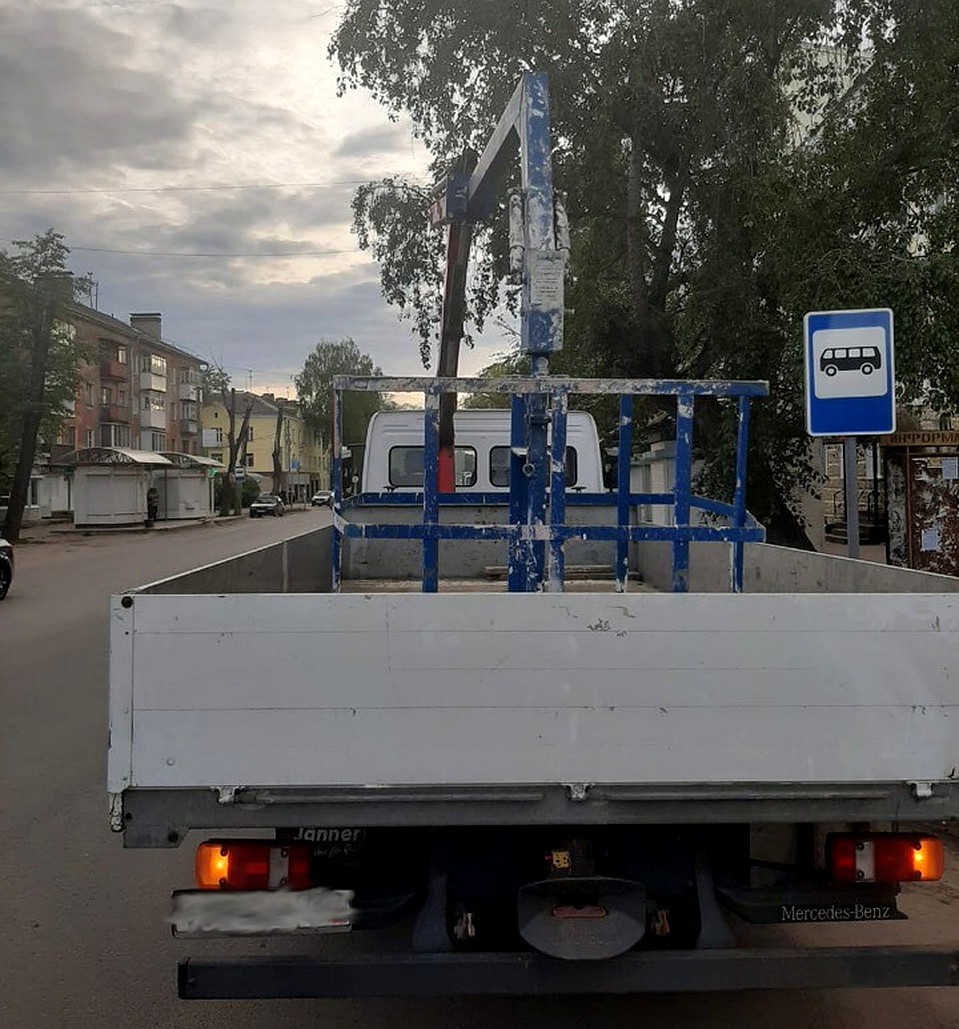 Водитель забыл опустить стрелу крана. Фото: УГИБДД по Тверской области