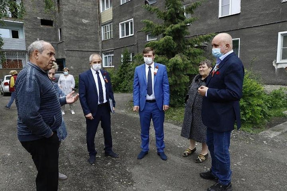 Сергей Цивилев встретился с жильцами аварийного дома. ФОТО: пресс-служба администрации правительства Кузбасса