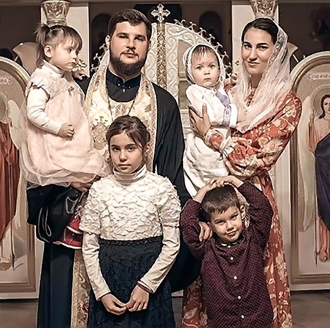 Отец Петр и матушка Александра с детьми. Приемных сына и дочку родители держат на руках Фото: Личный архив