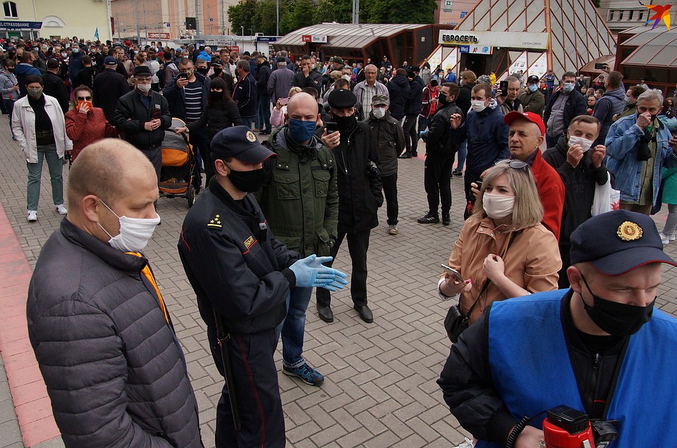 Милиционеры ушли, люди остались. И - сотрудники в штатском Фото: Павел МИЦКЕВИЧ