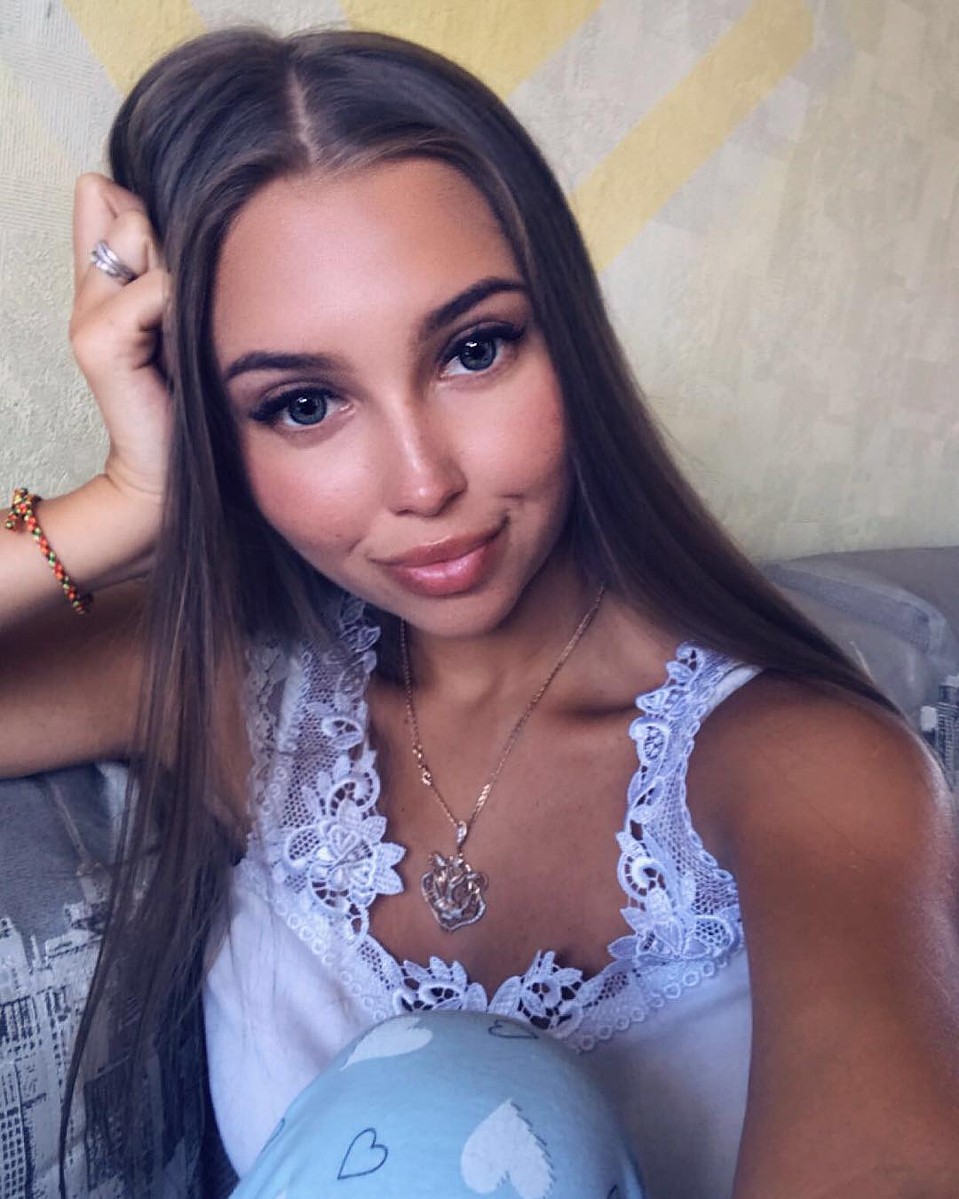Девушка уверяет, что никогда не увеличивала губы. Фото: alyohhha.cosmic.