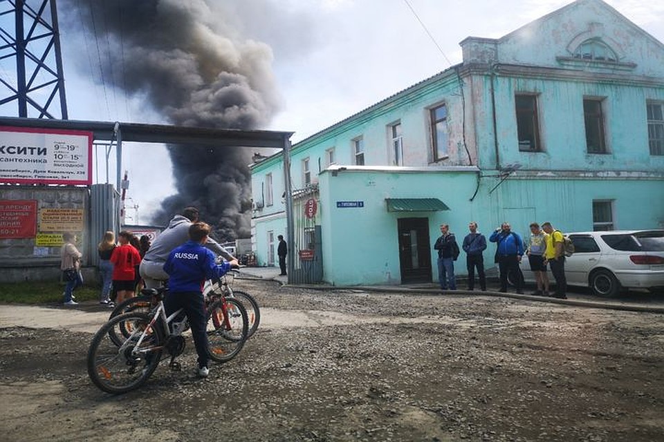 Рядом с горящим здание собралась много зевак. Фото: Алексей Кремнев