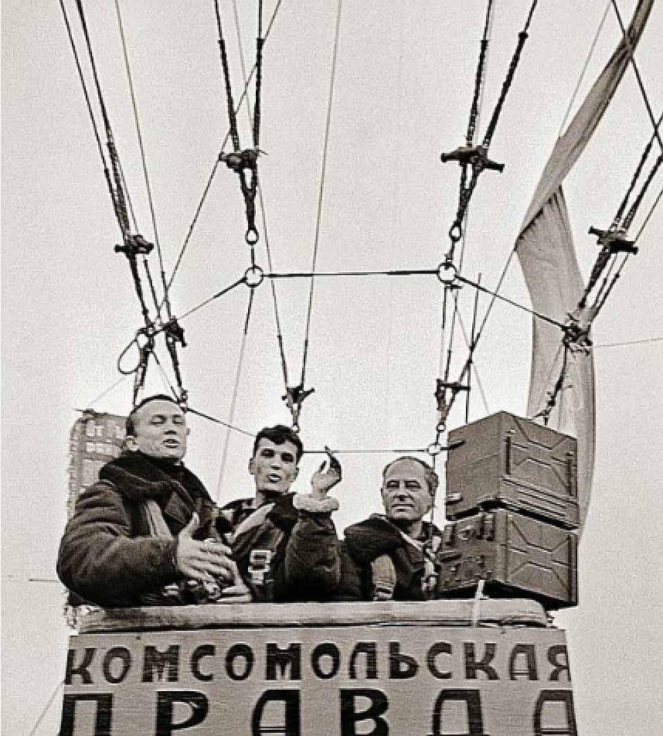 Леонид Репин (крайний слева) в своей первой воздушной экспедиции «Комсомолки» (1968 год). Фото: Личный архив.