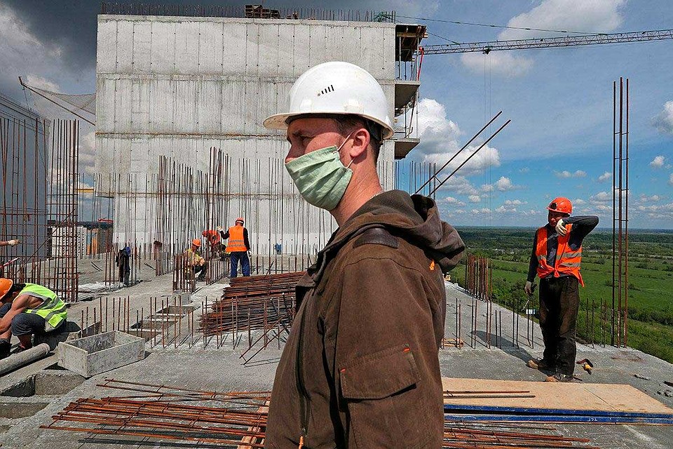 Прежде чем поехать на вахту работник сидит на полной самоизоляции две недели. И это время ему оплачивается работодателем. Фото: Александр Рюмин/ТАСС. Фото: ТАСС