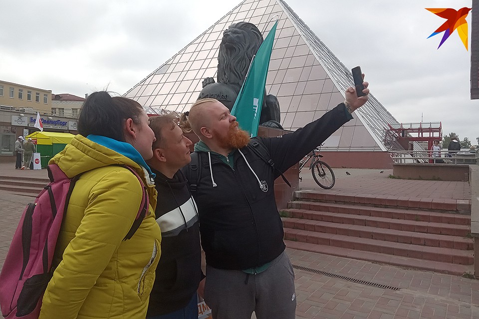 Селфи с претендентом в кандидаты. Фото: Наталья ПАРТОЛИНА