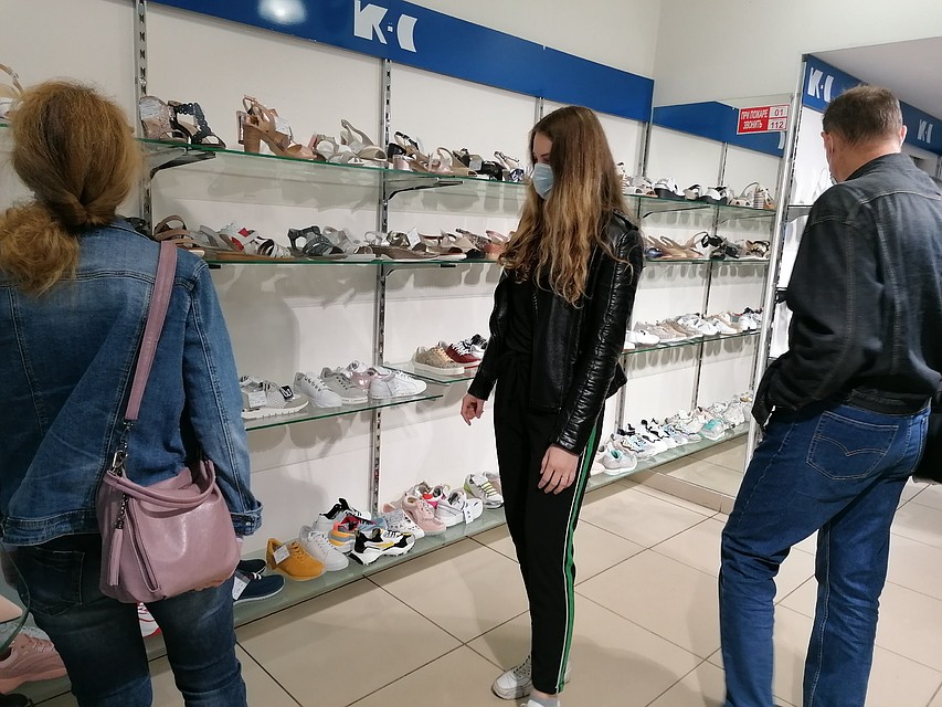Невеста с родителями выбирает обувь на свою свадьбу. Фото: Анна МИКУЛА