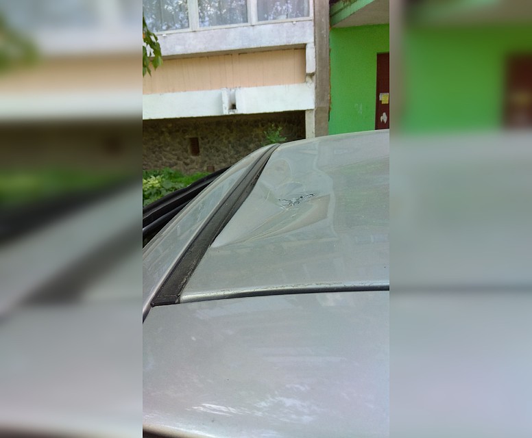 Упавшая оконная рама погнула крышу автомобиля. Фото: предоставлено героем публикации