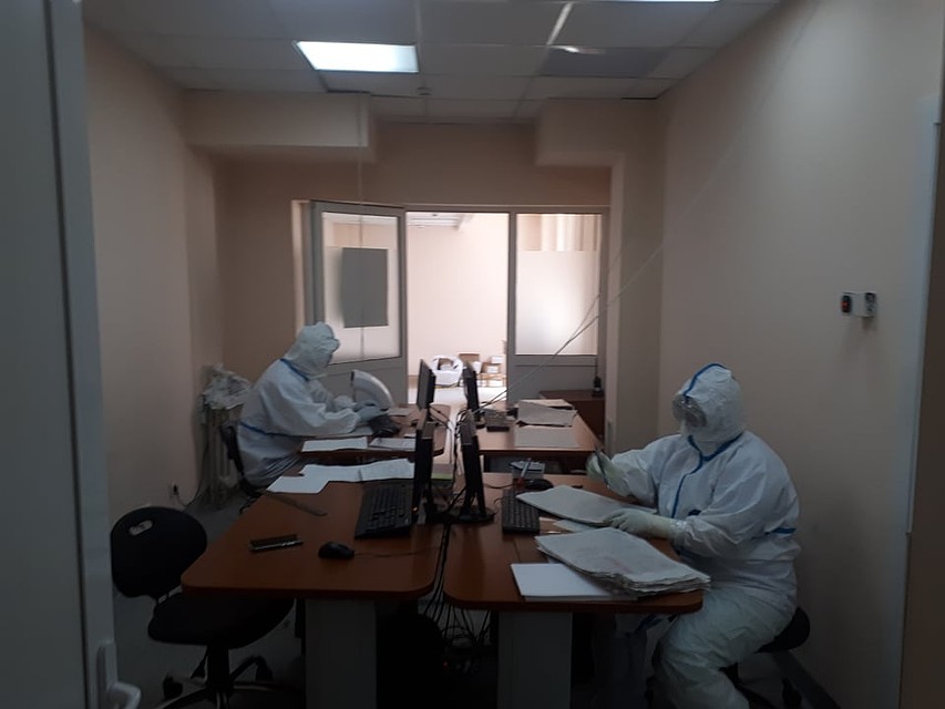 И с документами приходится работать в таком вот облачении. Фото: Леонид РЯБКОВ