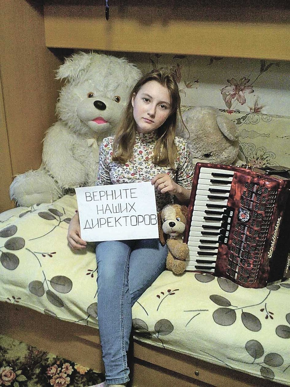 Жители города встали на защиту деятелей культуры, но по‑современному, с помощью флешмоба, - выкладывая в соцсети селфи с рукописными плакатиками. Фото: Соцсети.