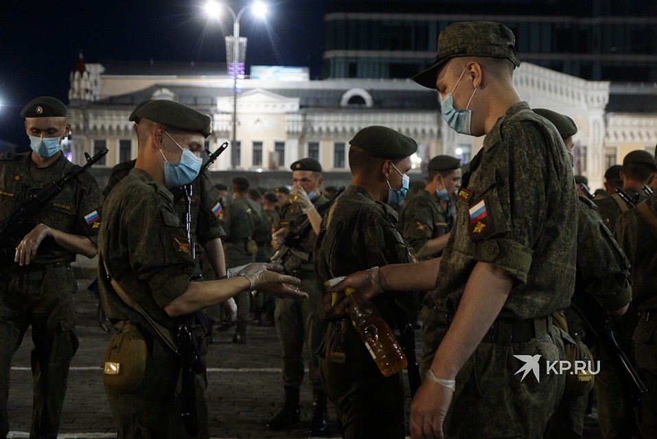 В перерыве военнослужащих ждал вечерний перекус, но прежде - обработка рук антисептиком Фото: Алексей БУЛАТОВ