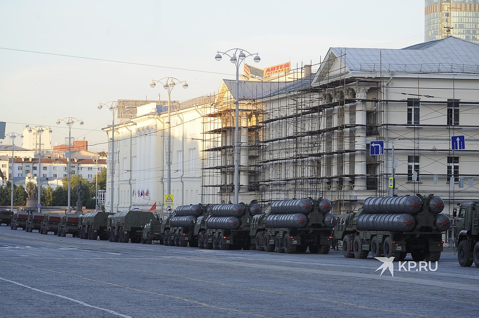 Из-за большого количества военной техники на проспекте Ленина даже образовалась пробка Фото: Алексей БУЛАТОВ