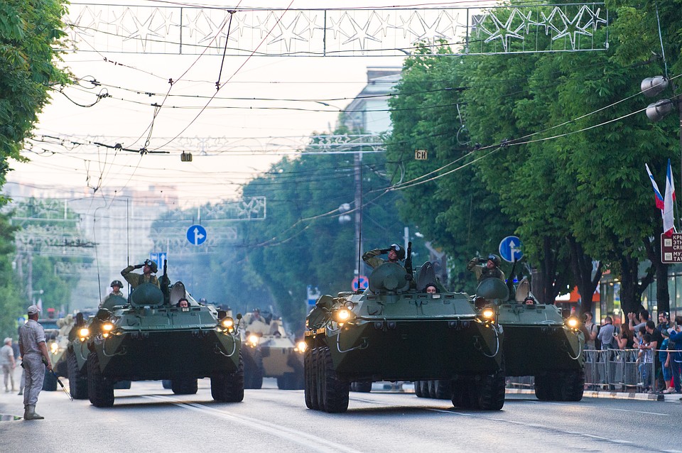 Современная военная техника участвует в параде Фото: Михаил ПАТЛИС