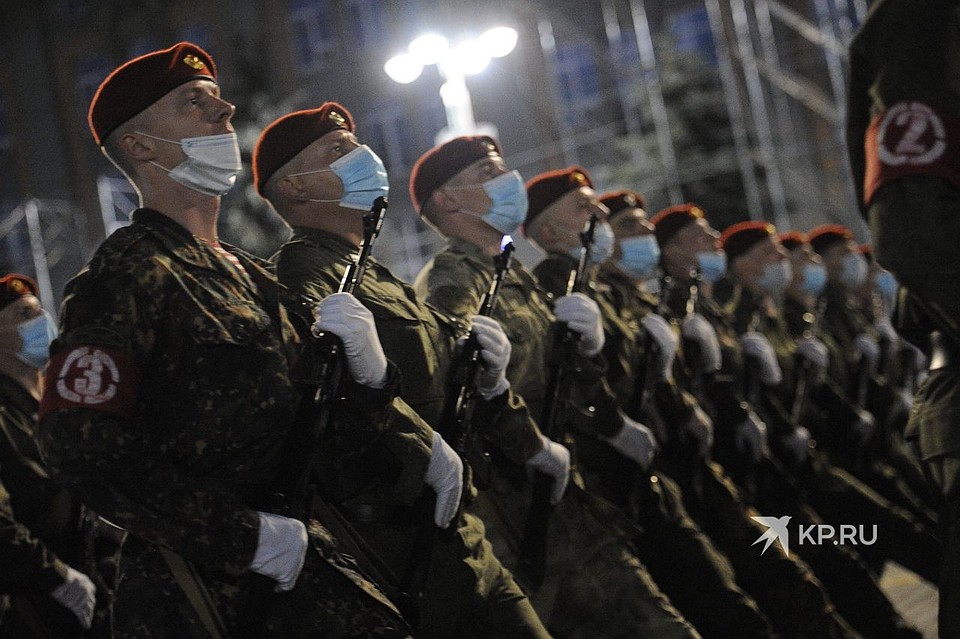 На самом параде военнослужащие планируют обойтись без масок. Для этого они примут дополнительные меры защиты. Фото: Алексей БУЛАТОВ