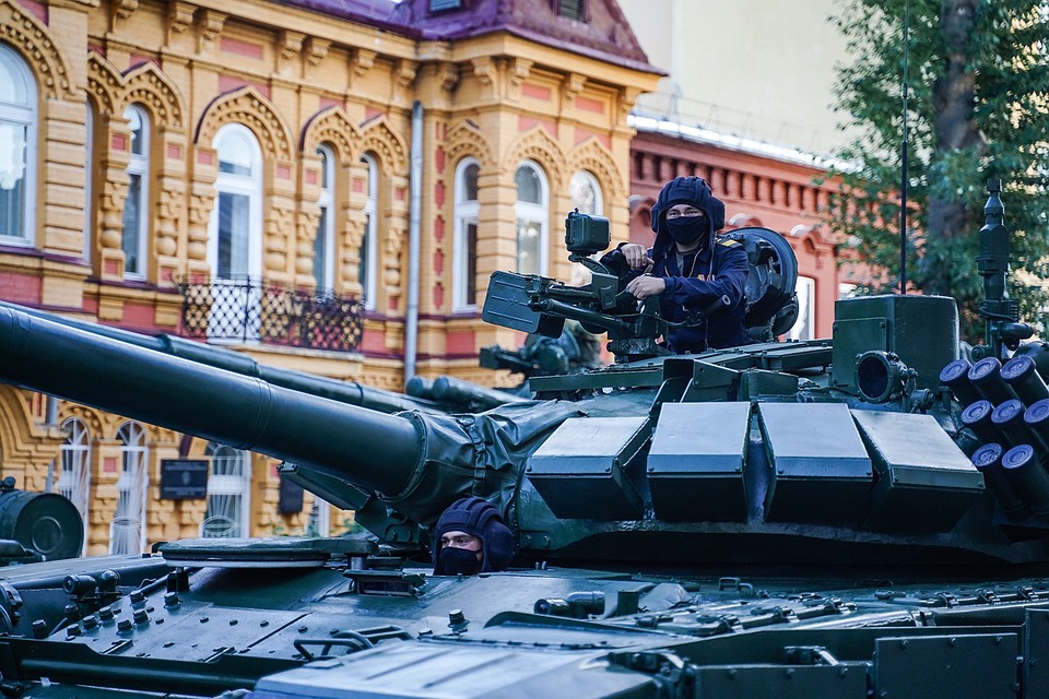 Военная техника на улочках старого города Фото: Светлана МАКОВЕЕВА