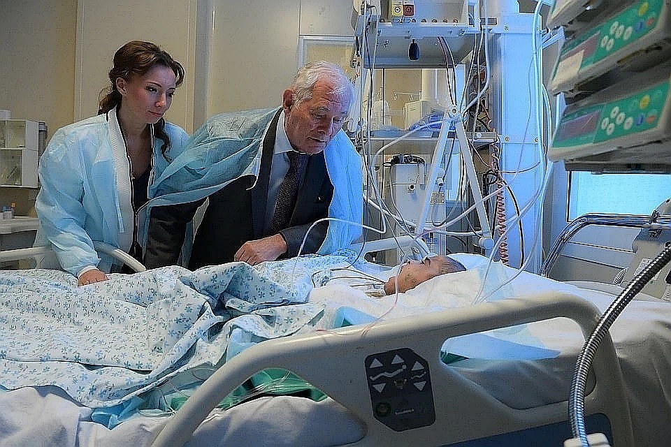 Анна Кузнецова вместе с Леонидом Рошалем во время осмотра Аиши Фото: СОЦСЕТИ