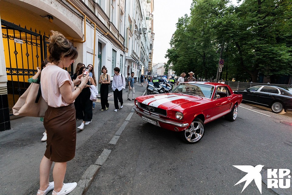 Машины местных жителей. Фото: Андрей АБРАМОВ