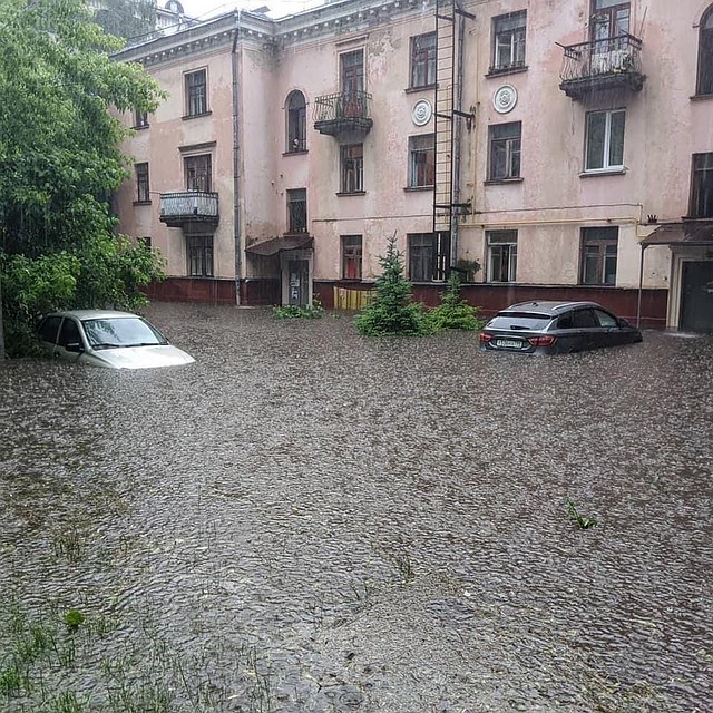 В Измайлово машины погрузились в воду по самый капот. Фото: Леонид Крутаков/Facebook Фото: Личная страница героя публикации в соцсети