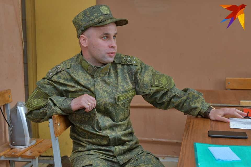 Константин Лихоткин первым в истории Мурманска проехал на Т-34 во время Парада. Фото: Олег ФИЛОНОК