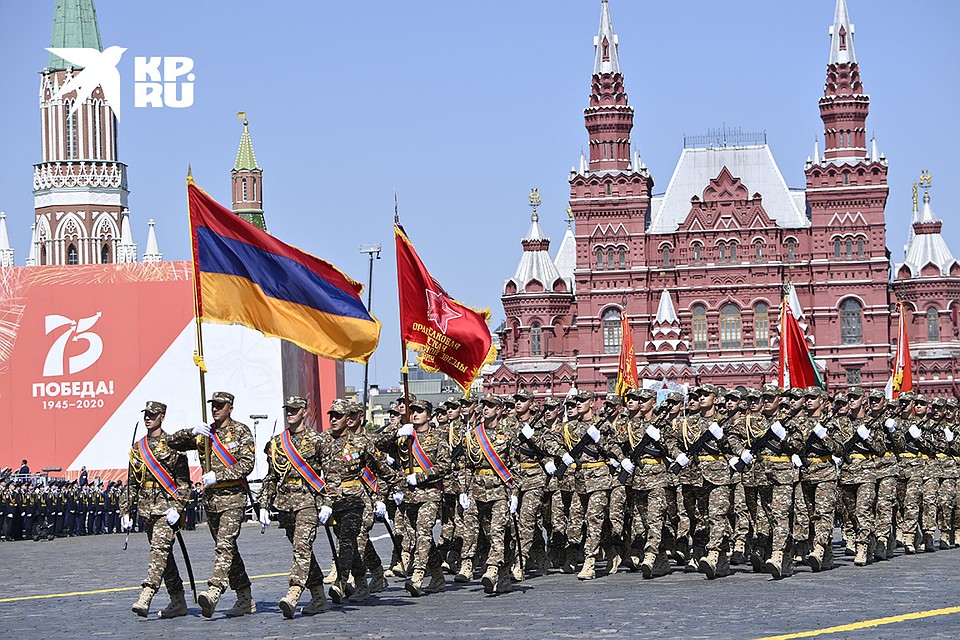 Военнослужащие из Армении вышагивают маршем по брусчатке Красной площади. Фото: Владимир ВЕЛЕНГУРИН